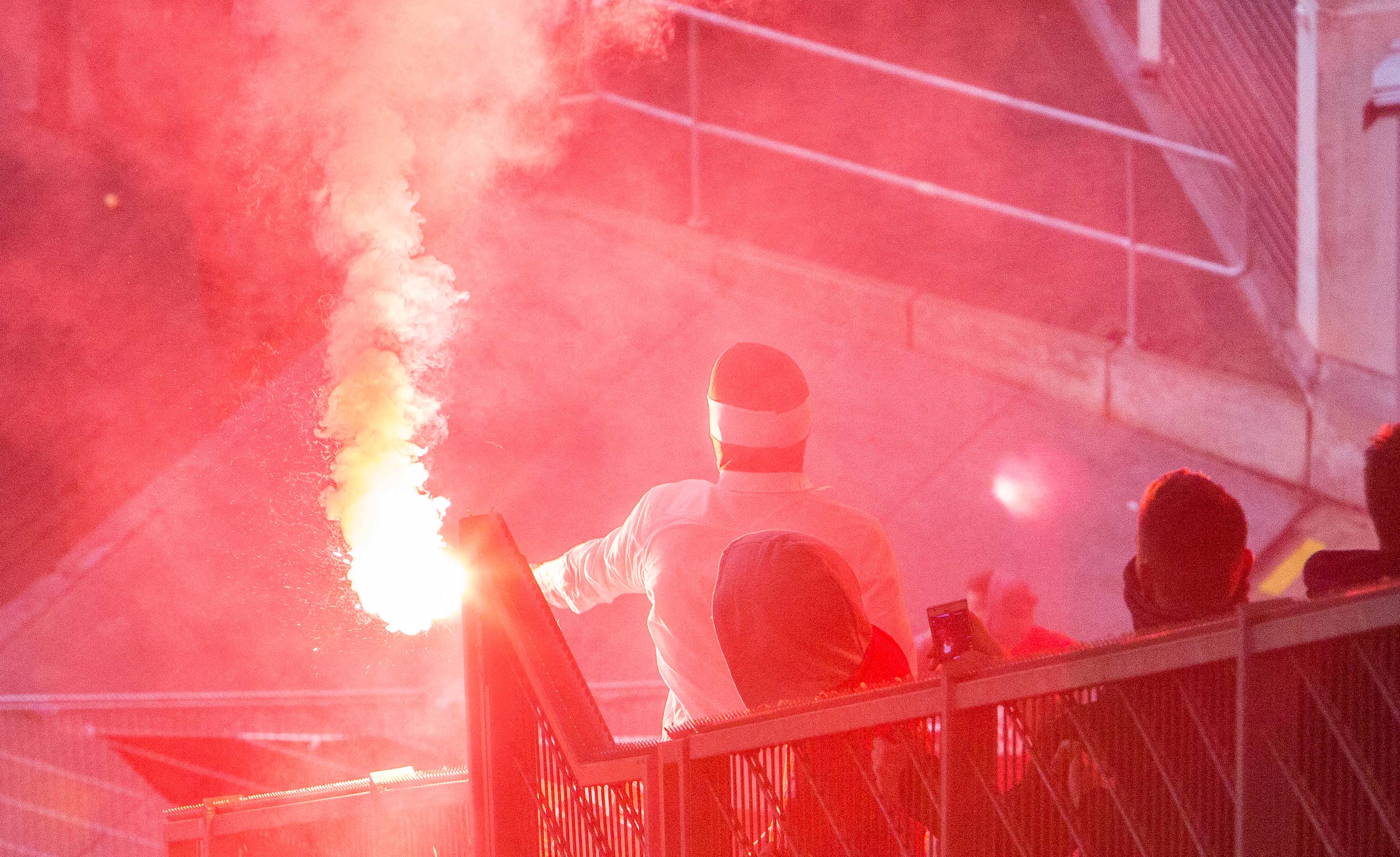 Bengalo im Fußballstadion