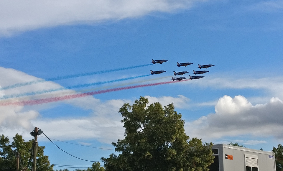 Flugshow in den französischen Nationalfarben