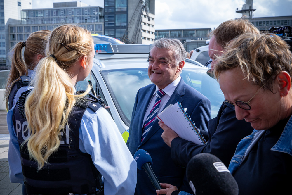 Herbert Reul stellt die neuen Streifenwagen der NRW-Polizei vor