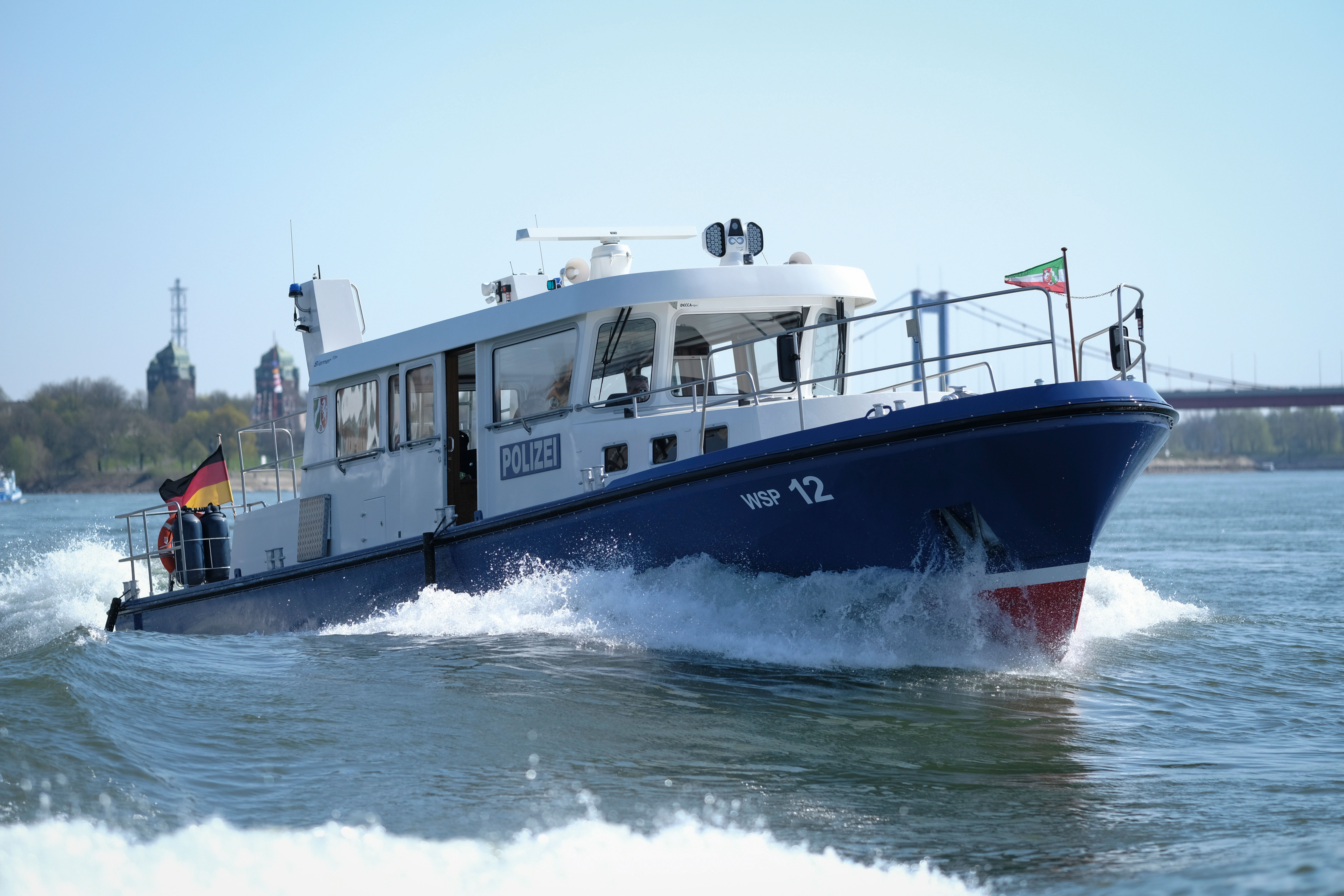 Wasserschutzpolizei heute: ein modernes Patrouillenboot auf dem Rhein bei Duisburg