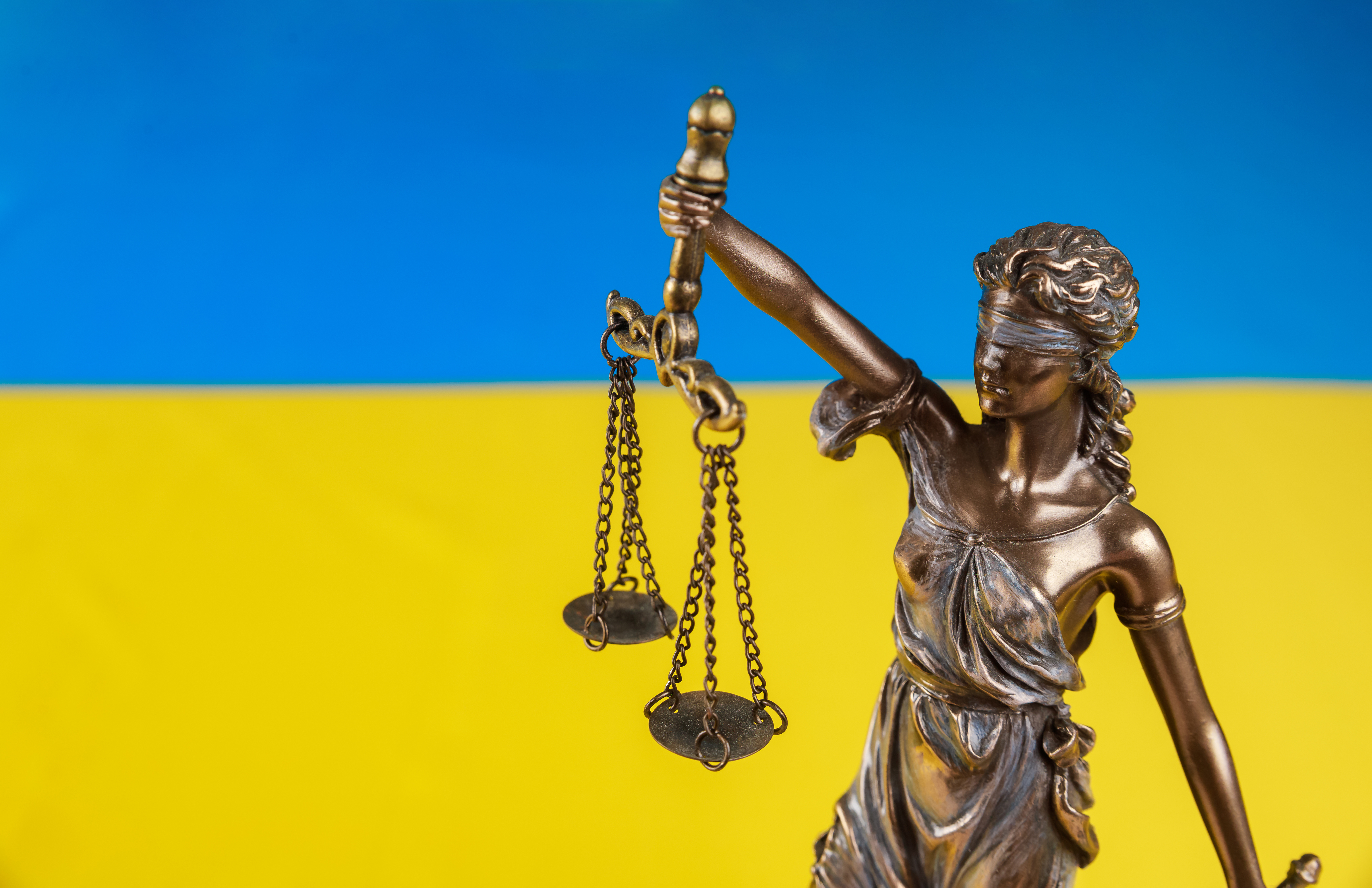 Justitia vor ukrainischer Flagge