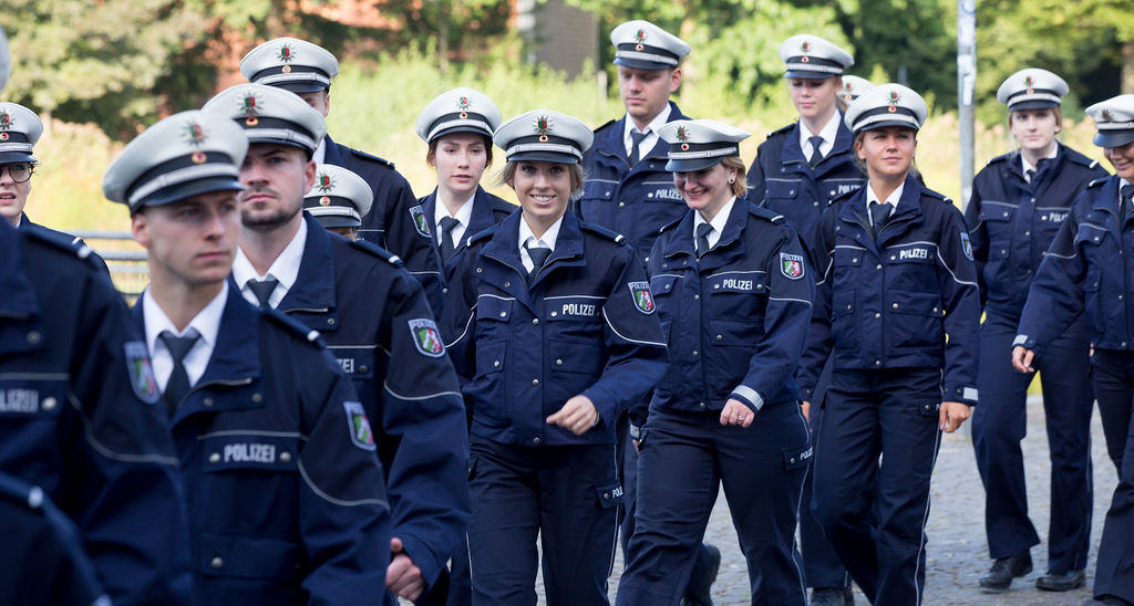 Kommissaranwärter auf dem Weg zur Ernennungsfeier