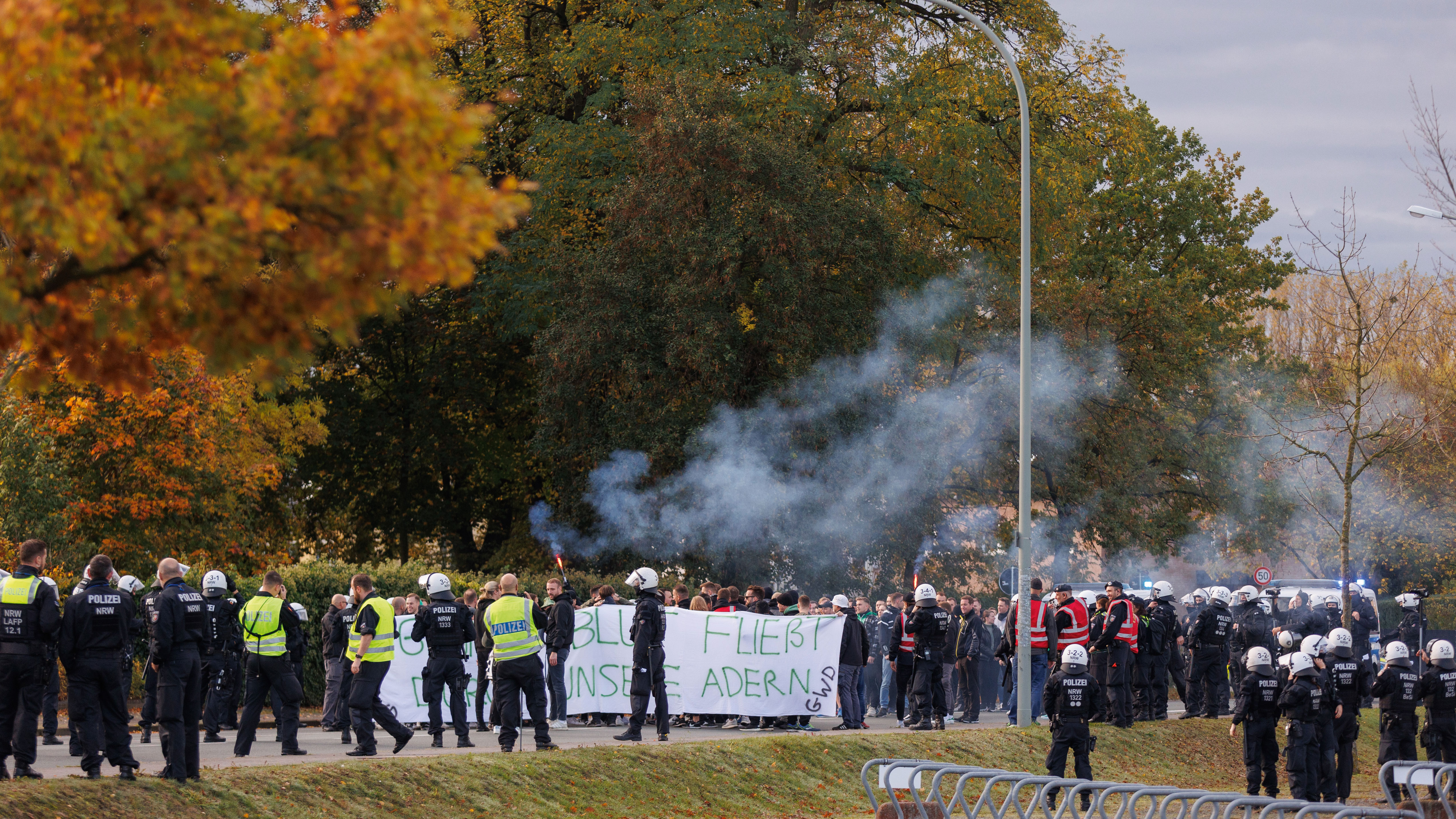 Vor dem und rund um das Stadion des Fußball-Zweitligisten SC Paderborn 07 ging es im Oktober 2022 richtig zur Sache.