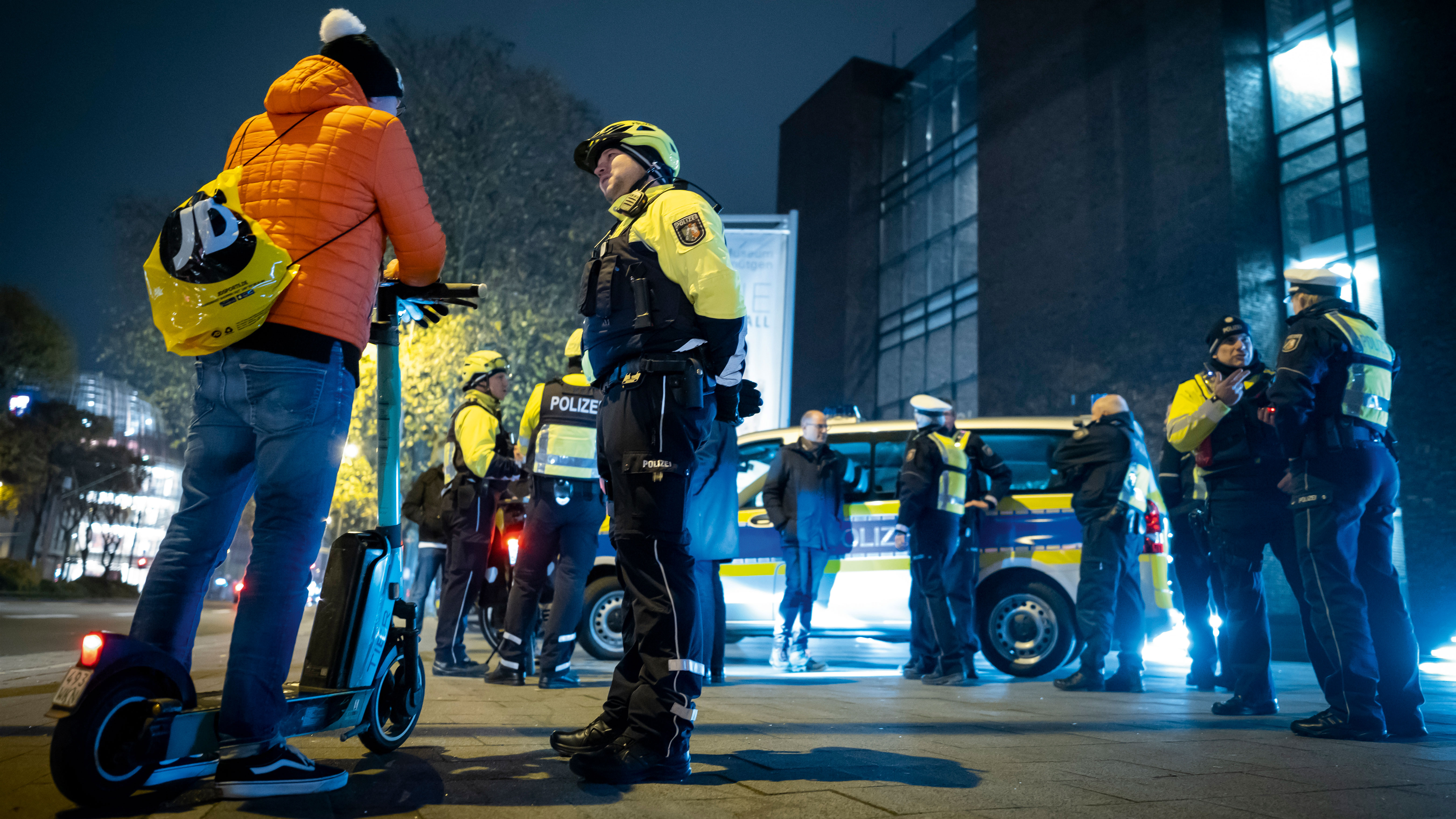 "BAO ROADPOL“ in Köln: 80 Verkehrspolizistinnen und -polizisten legten ein Augenmerk auf E-Scooter-Fahrer, bei denen die Unfallzahlen drastisch zunehmen.