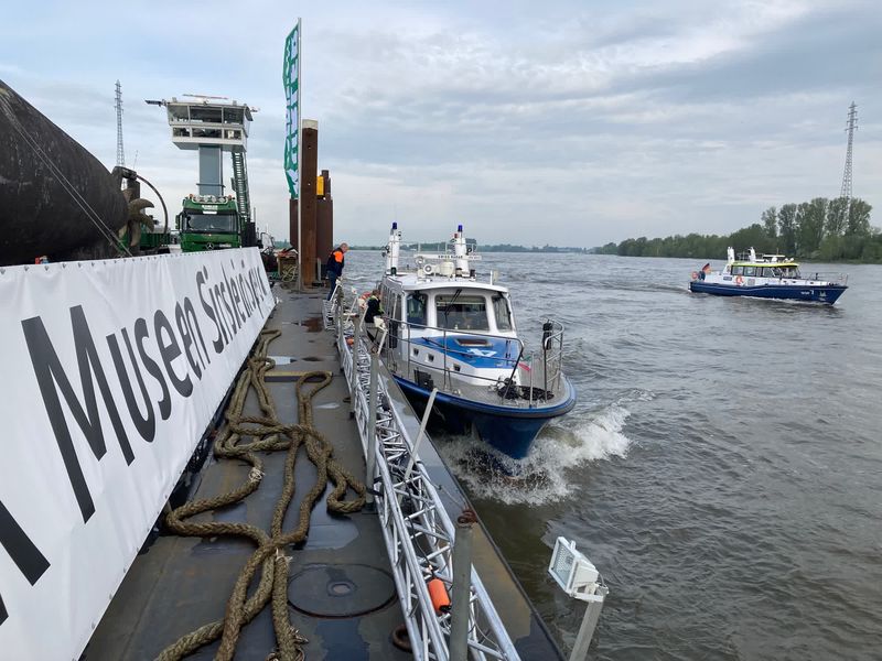 Schiffskontrolle des Sondertransportes in Emmerich