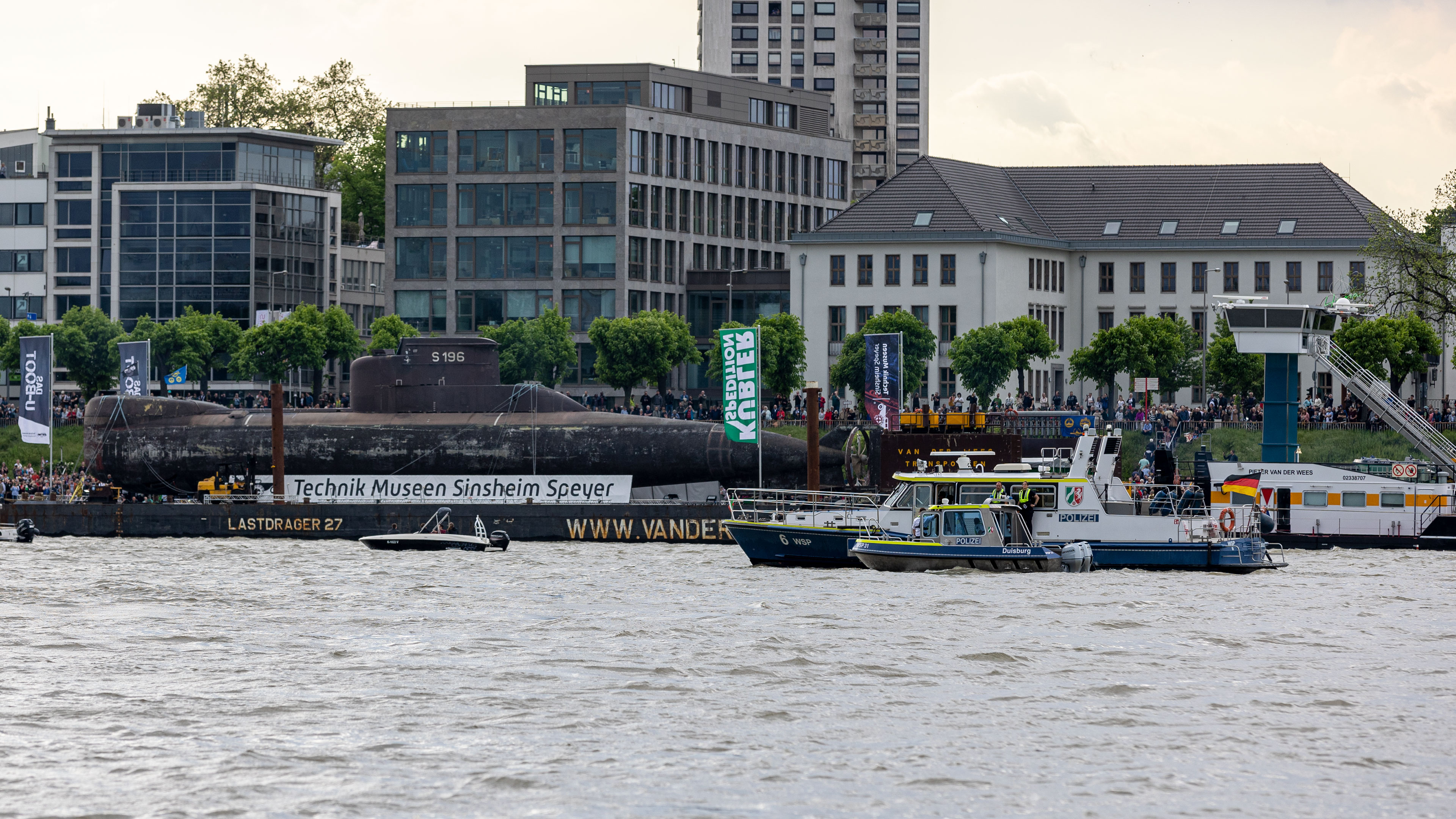 Vor der Kulisse unterhalb der Bastei  in Köln