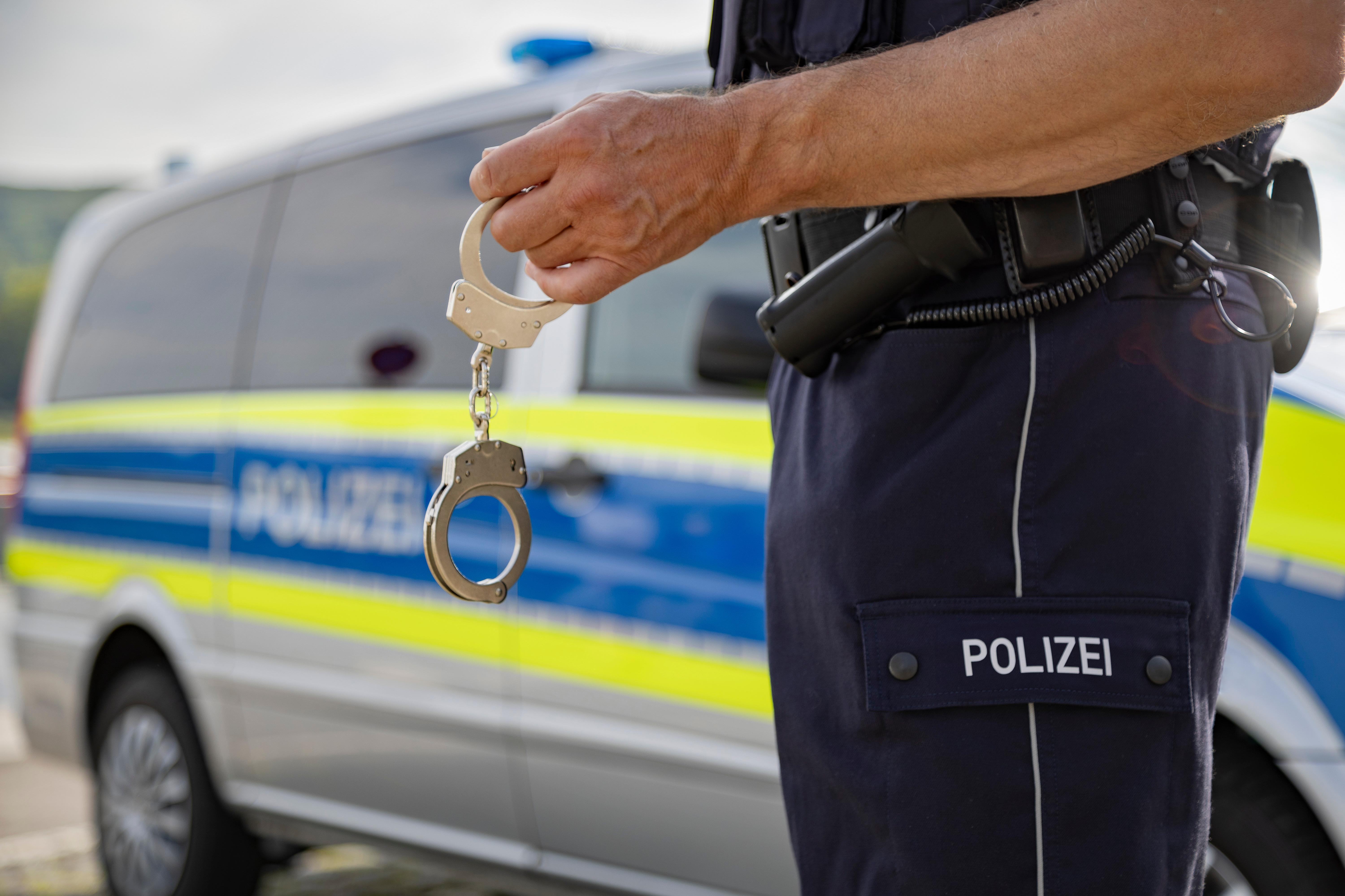 Polizist mit Handschellen