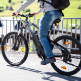 Pedelecfahrer von hinten