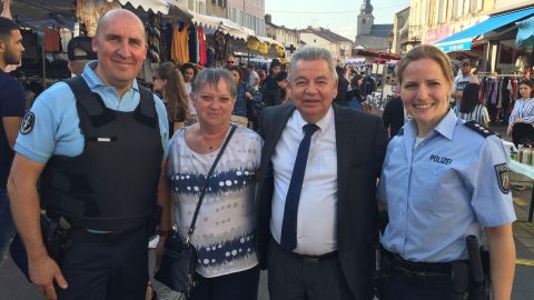 Französisch-deutsche Polizeistreife mit dem Bürgermeister von Bouzonville und seiner Frau