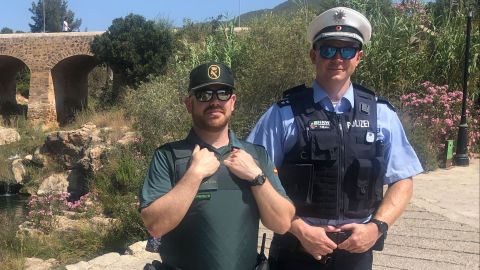 Mein „Tutor“ Cornelis und ich in Santa Eularia des Riu bei der Durchführung einer Fussstreife.