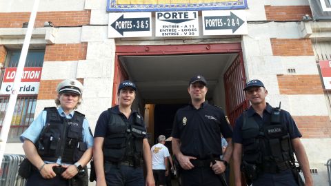 Vor dem Eingang der Stierkampfarena von Béziers