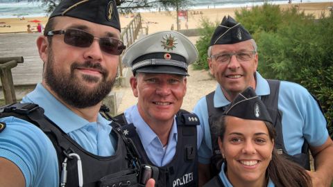 Zusammen auf Streife mit einer Streifenwagenbesatzung der Gendarmerie Nationale an der Strandpromenade von Soorts-Hossegort