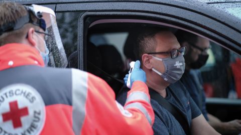 Bevor es ins Stadion geht, wird auch bei den Beamten die Temperatur gemessen, Maske ist Pflicht