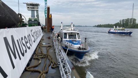 Schiffskontrolle des Sondertransportes in Emmerich