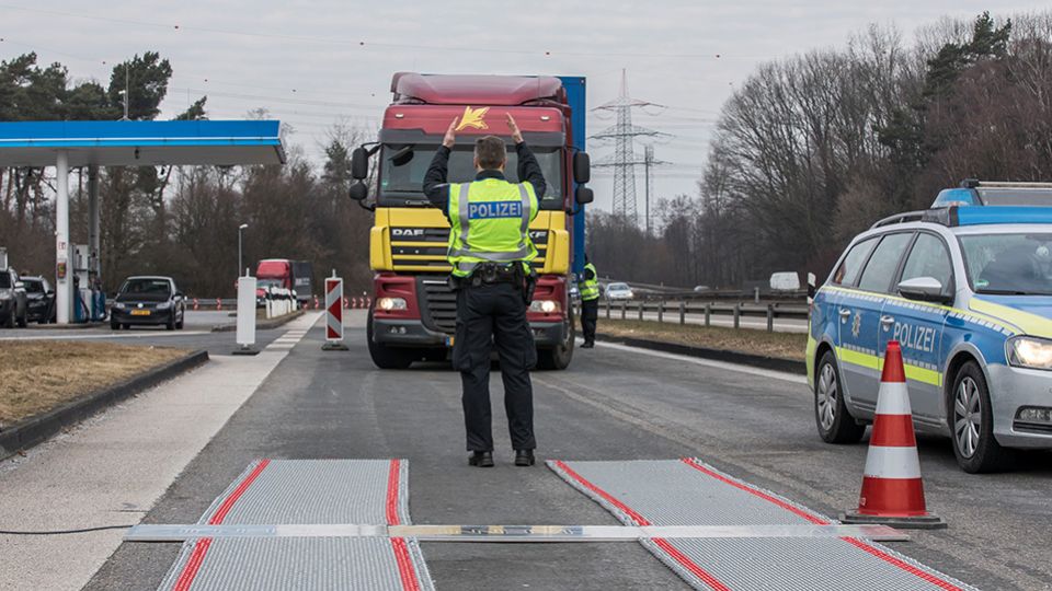 NRW-Polizei überprüft gezielt Lastwagen und Busse